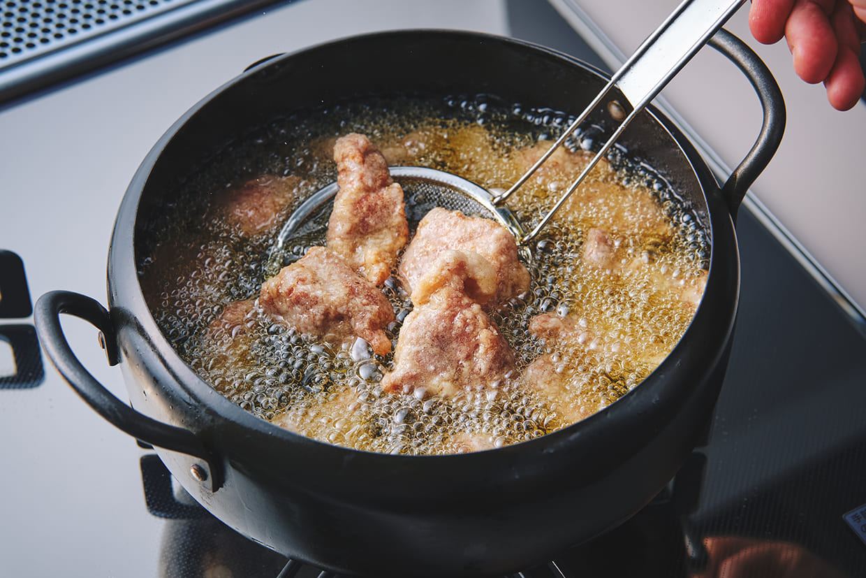 豚肉を揚げる