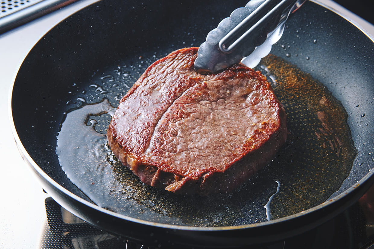 牛肉を焼く