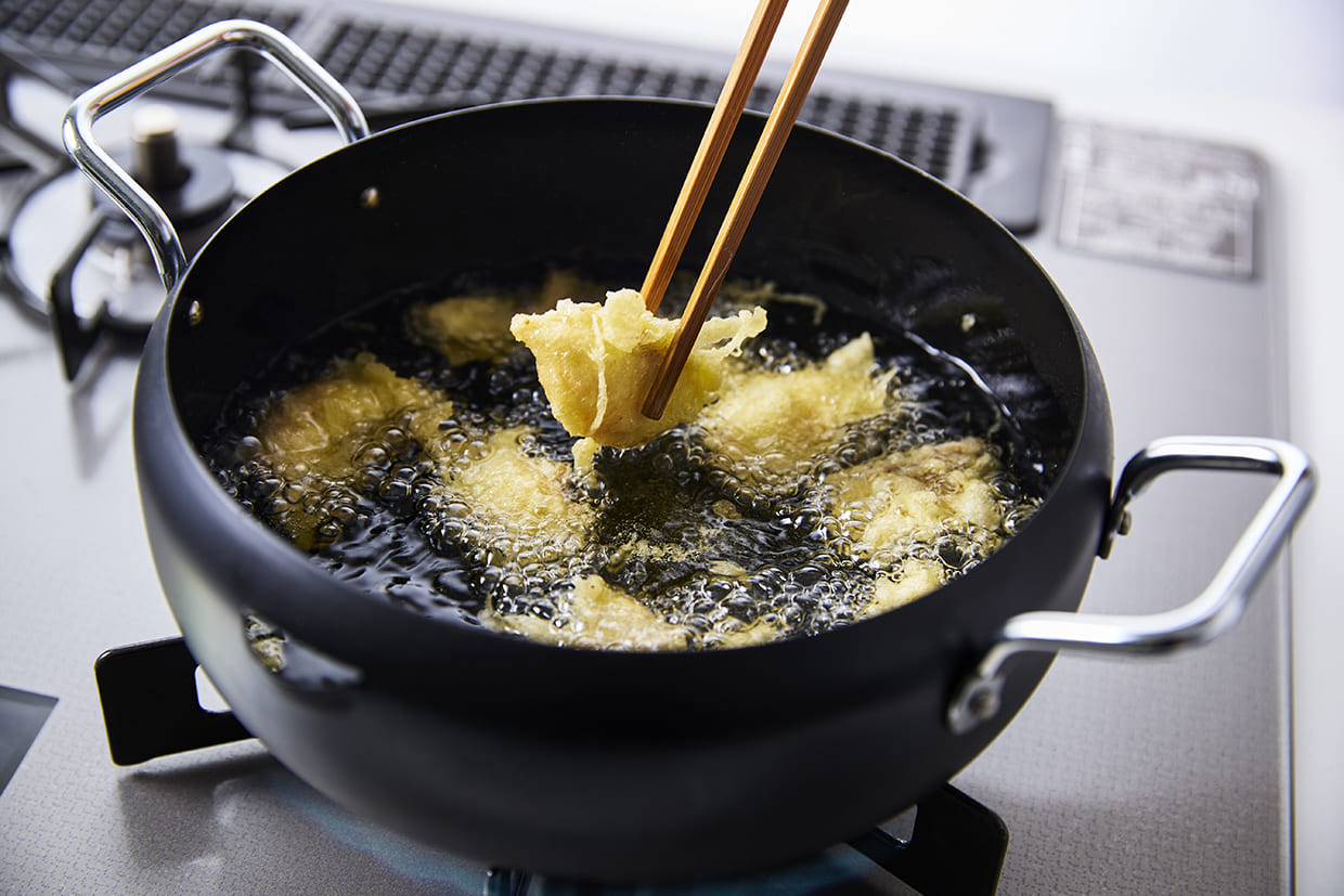 鯛を揚げる