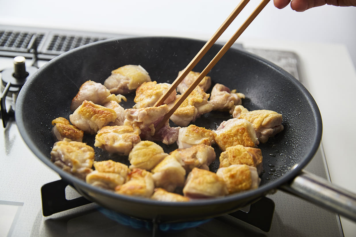 鶏肉を炒める