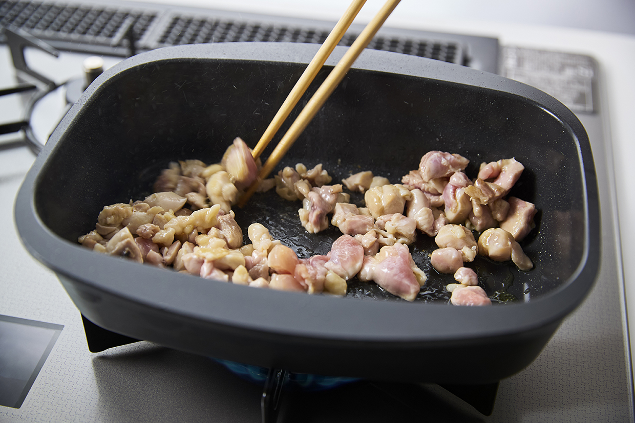 鶏肉を炒める