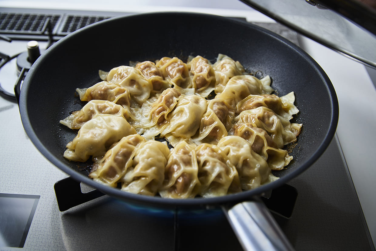 餃子を焼く