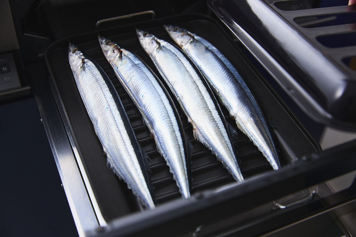 サンマを焼く