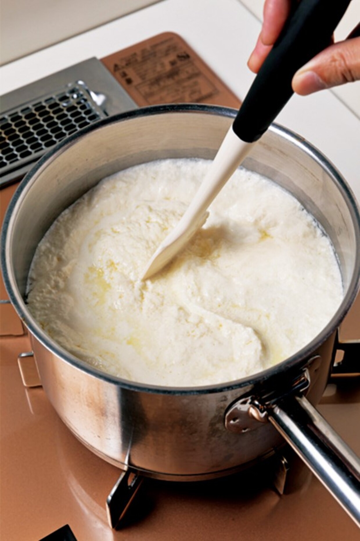 自家製カッテージチーズとスモークサーモンのカナッペのレシピ、かき混ぜる