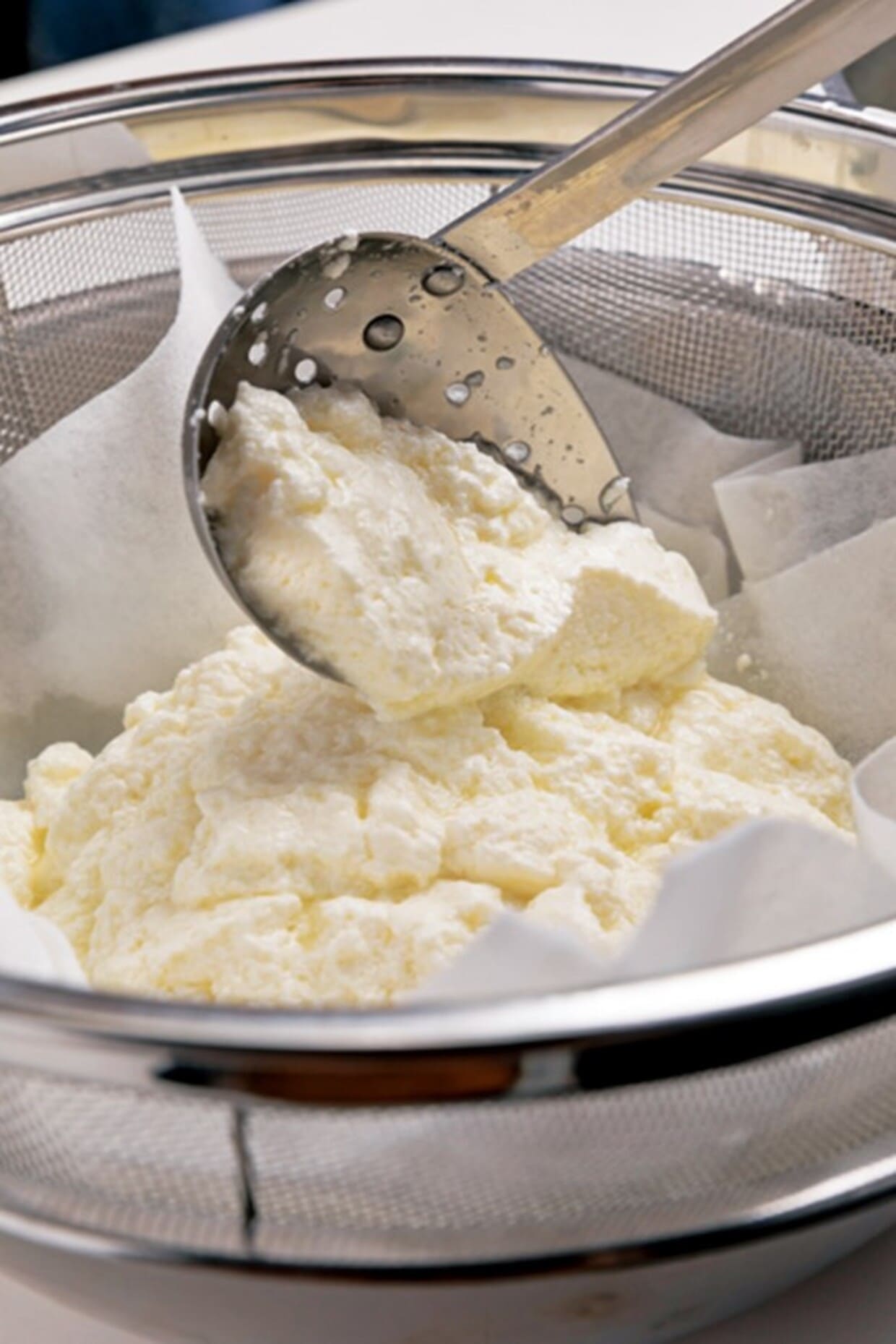 自家製カッテージチーズとスモークサーモンのカナッペのレシピ、ザルに移す