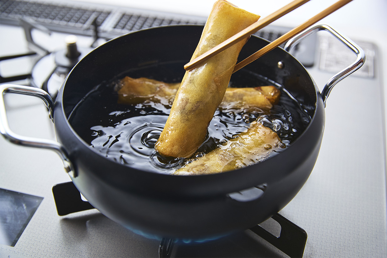 春巻きを揚げる