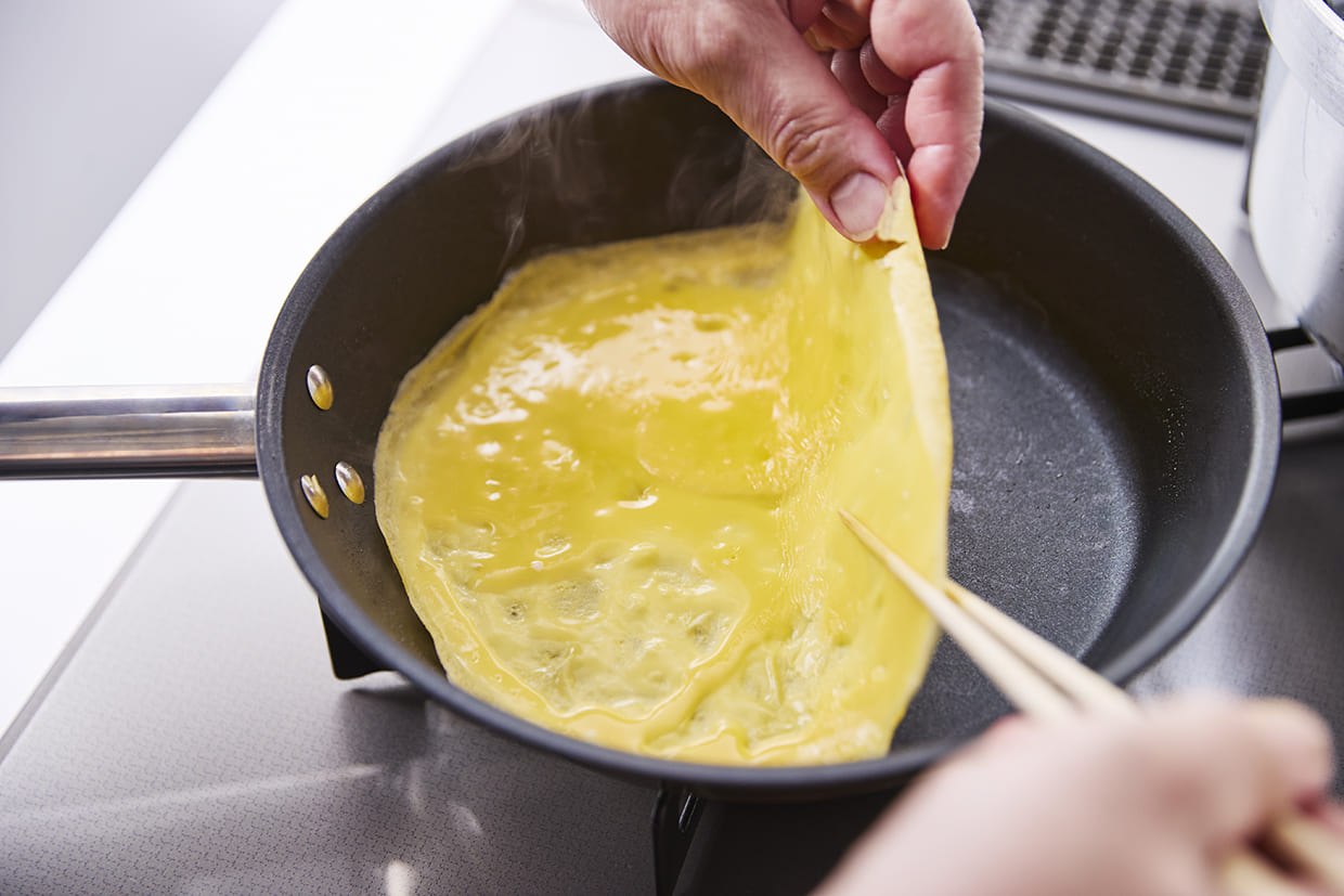 薄焼き玉子を焼く