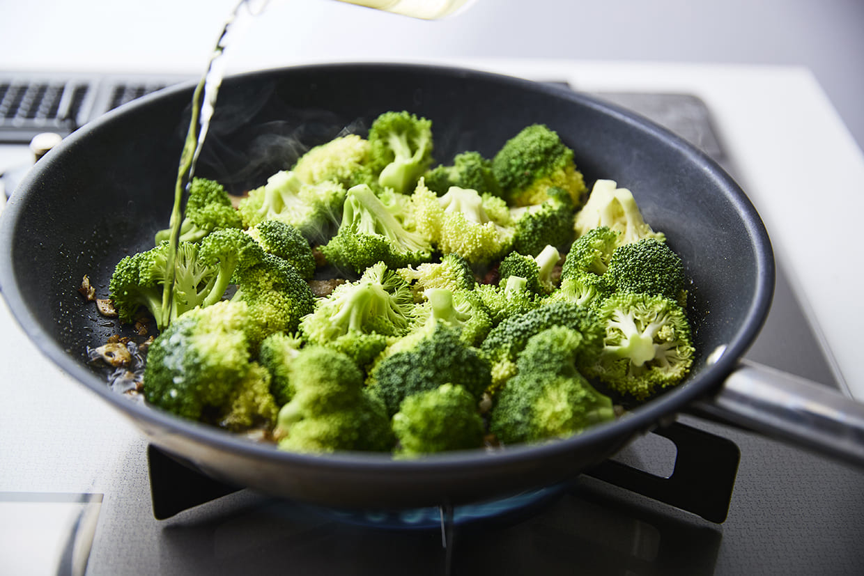 ブロッコリーにワインを加える