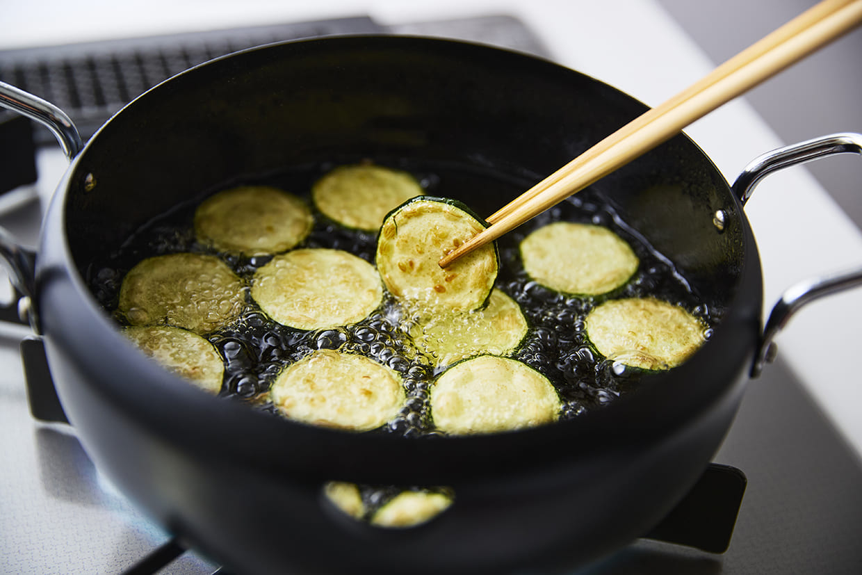 ズッキーニを揚げる