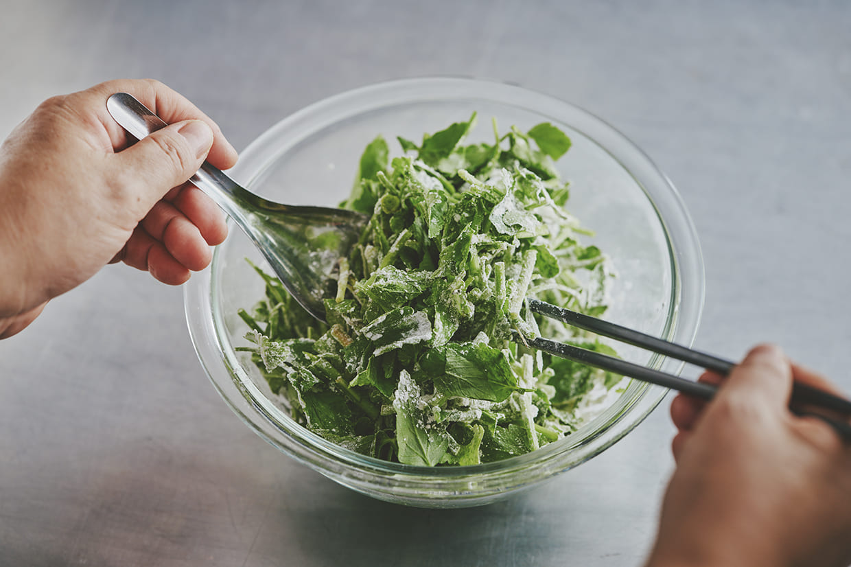 セリに粉をまぶす