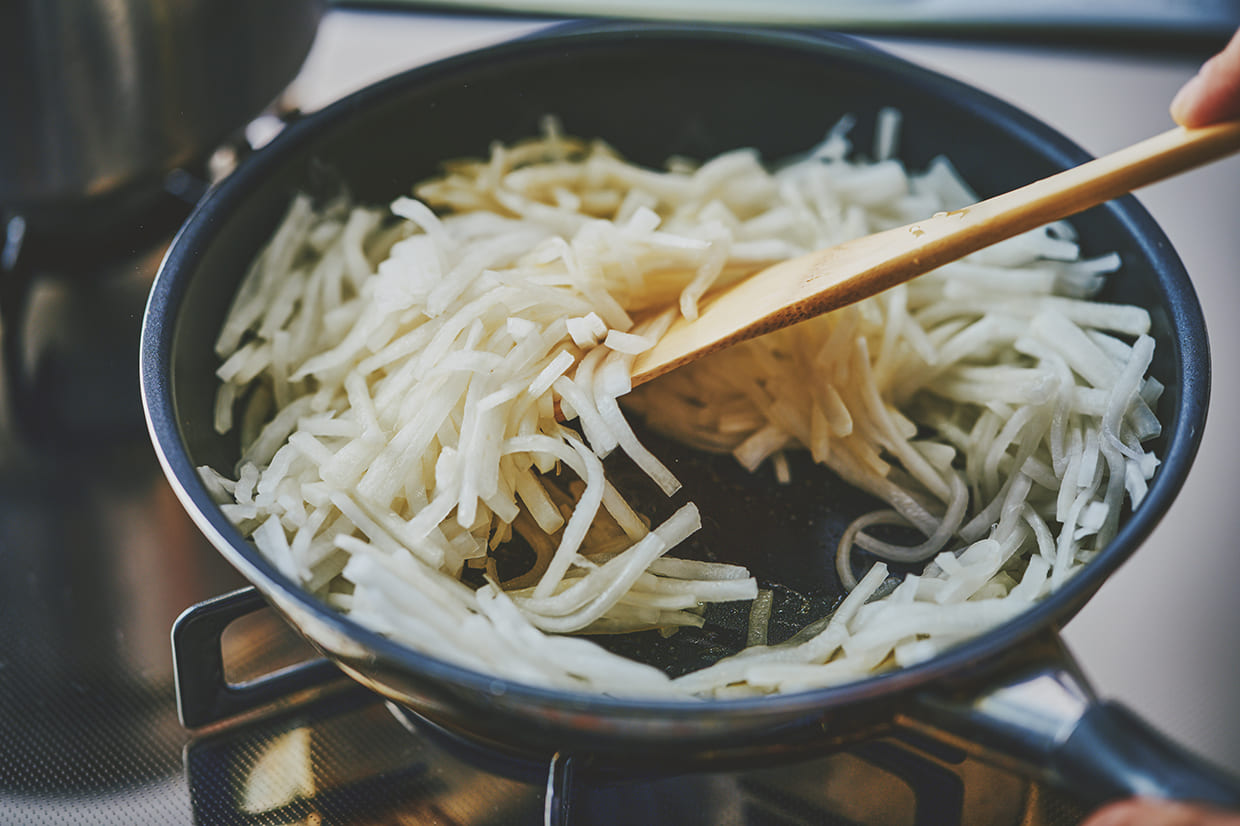 大根を炒める