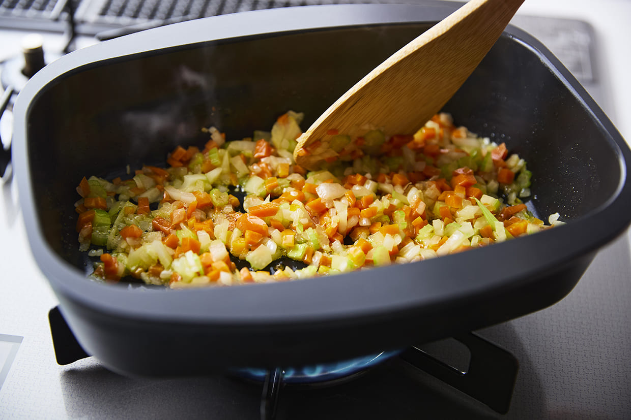 香味野菜を炒める