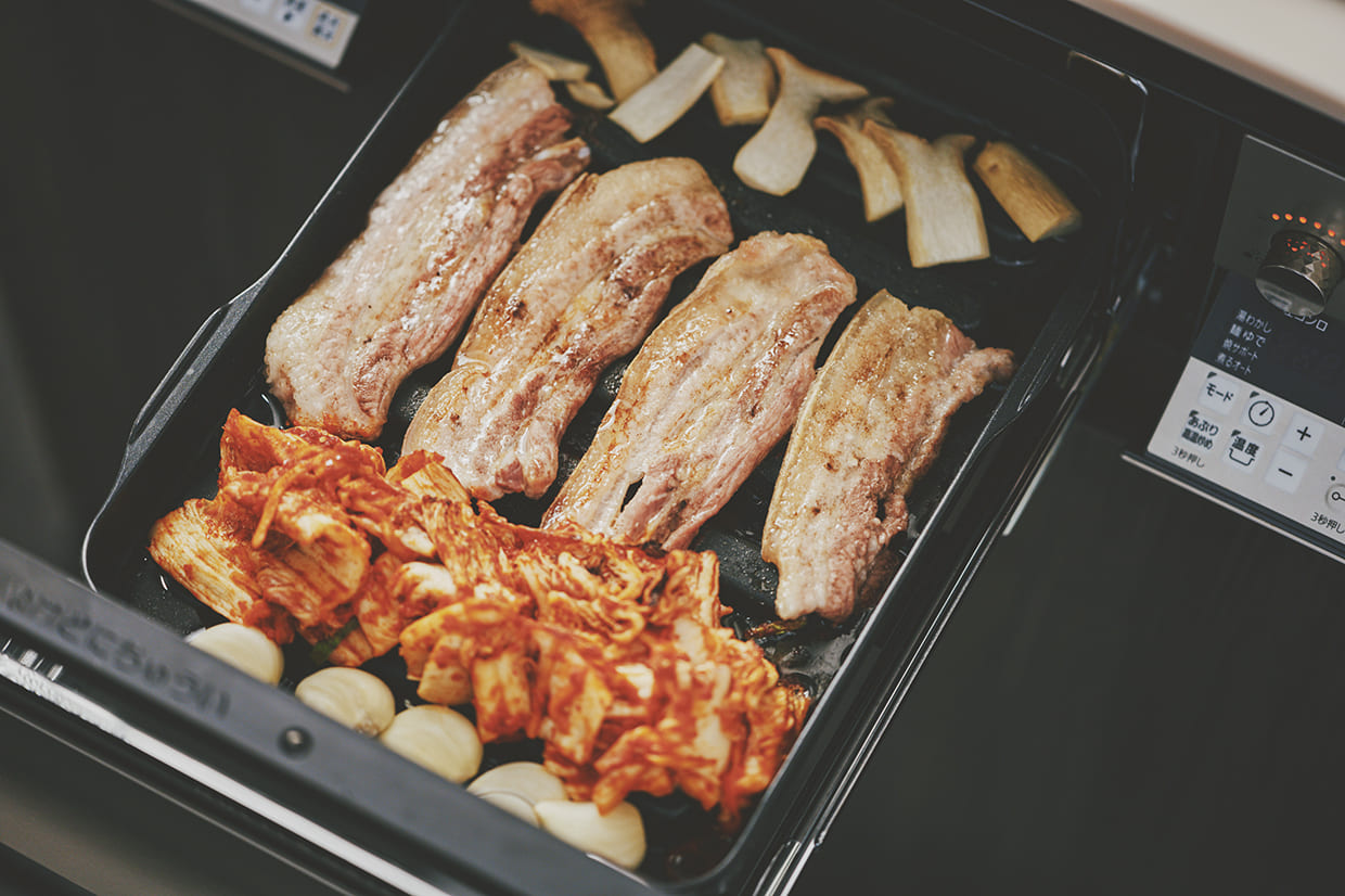 波型プレートパンで豚肉などを焼く