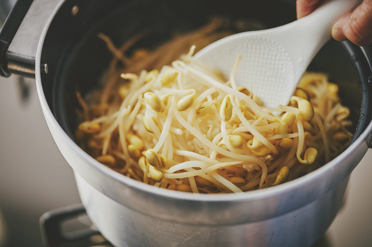 豆もやしを加えてご飯を炊く
