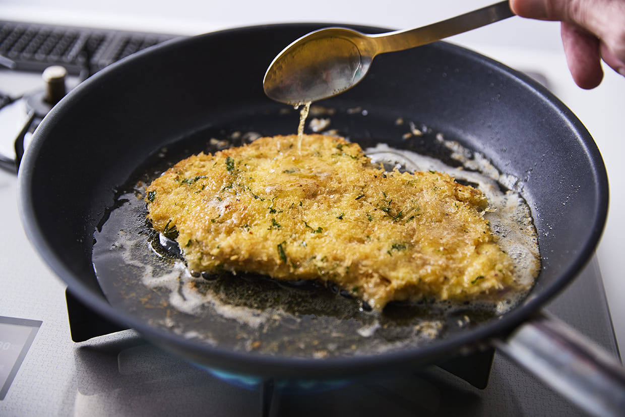 豚肉を揚げ焼きする