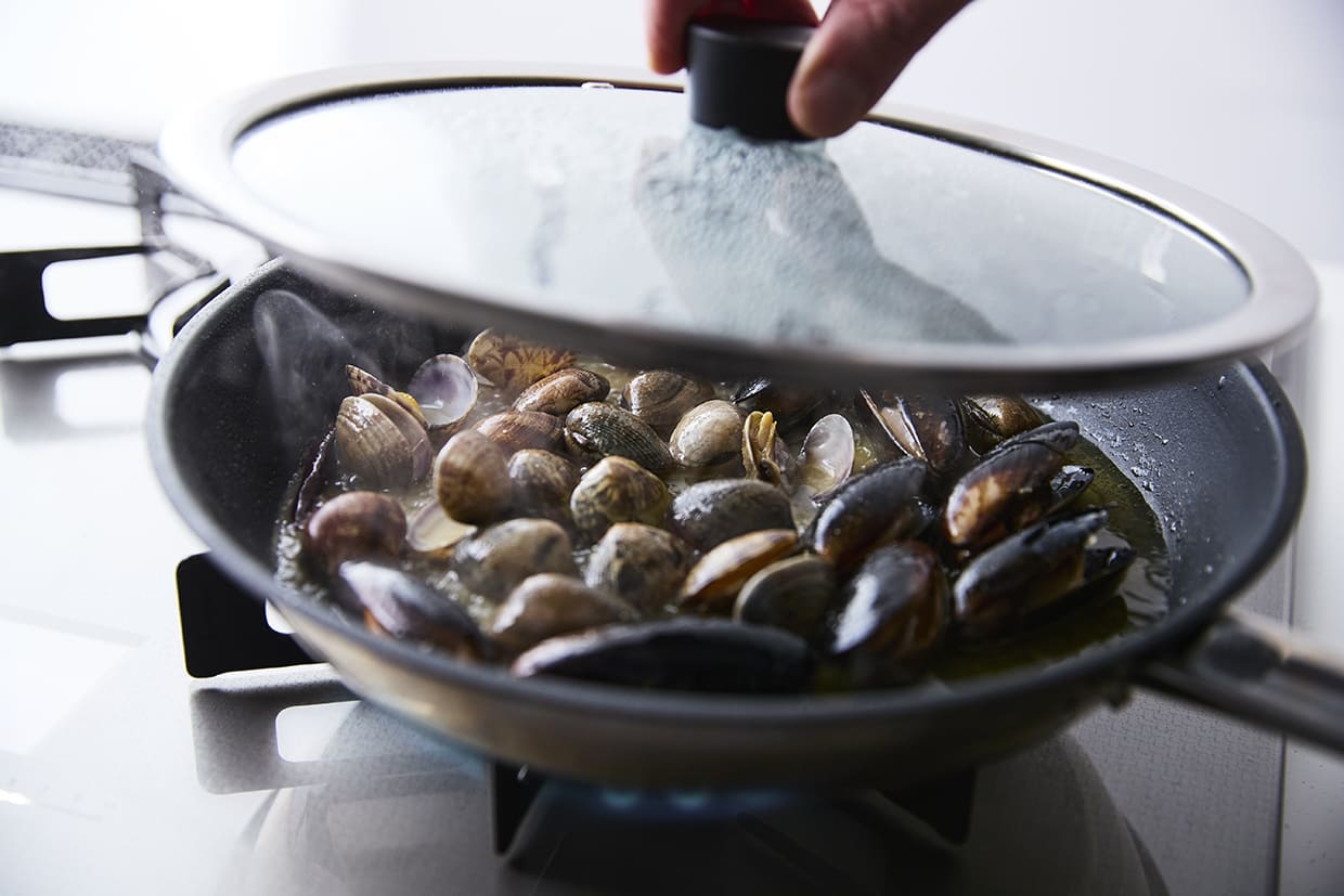 貝類を蒸し焼きにする