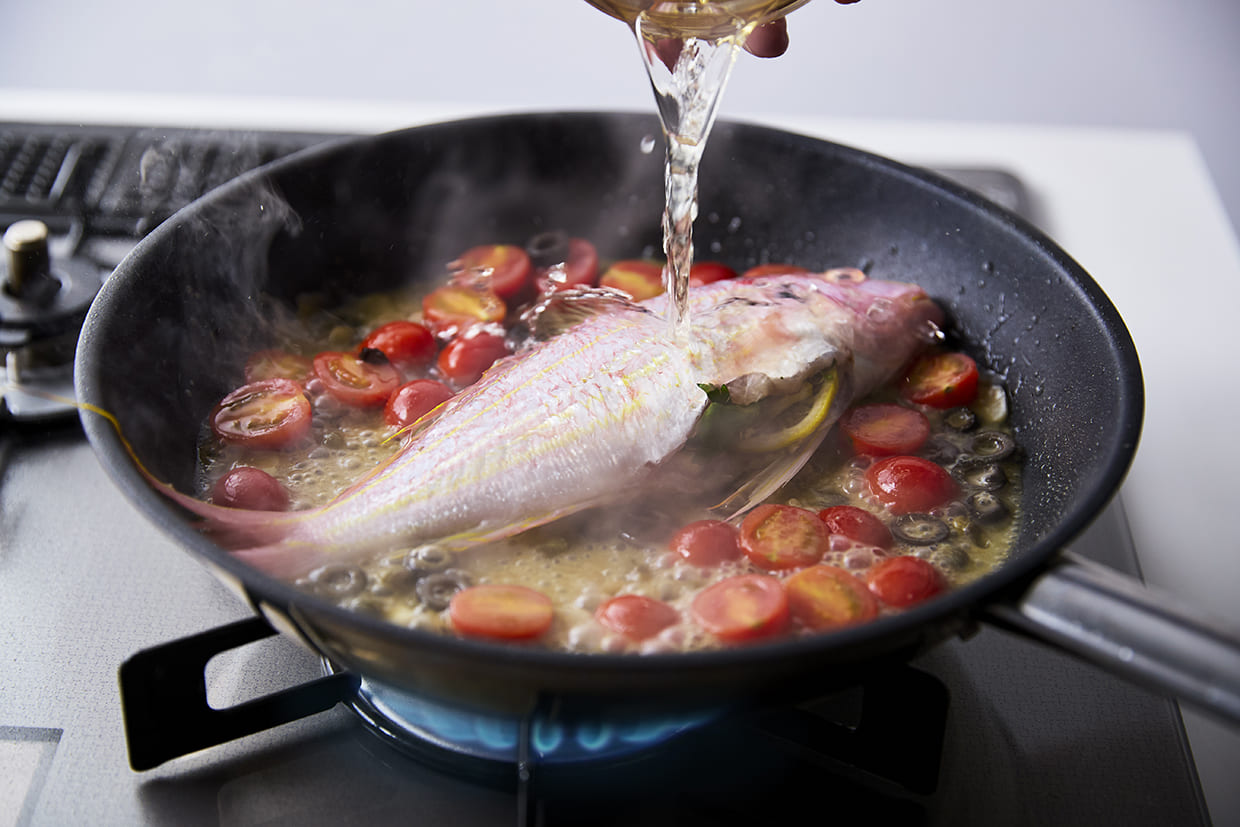 魚を加えて煮込む