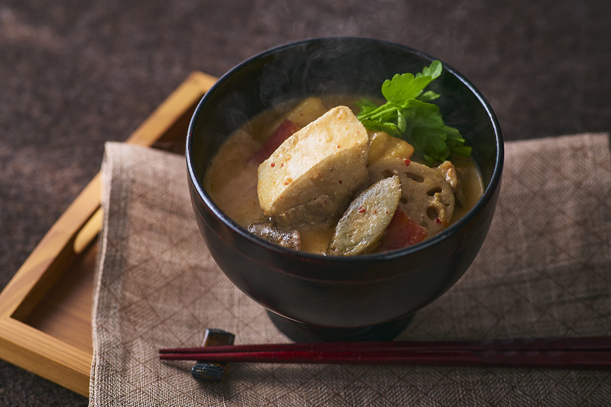 『お料理とお酒 ふくら』のブリと根菜のキムチ粕汁の完成