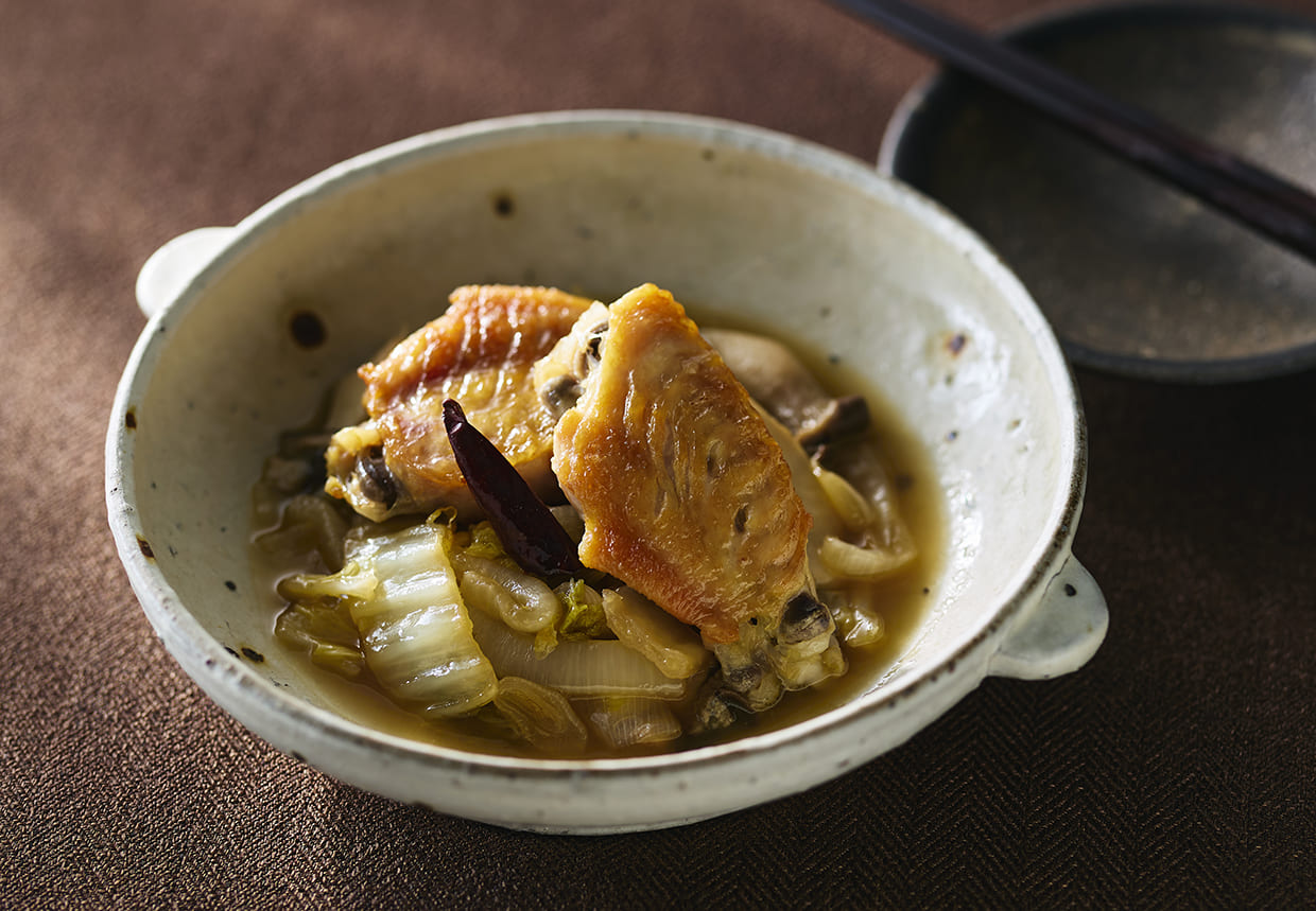 『お料理とお酒 ふくら』の鶏手羽先と玉ネギの黒酢煮込みの完成