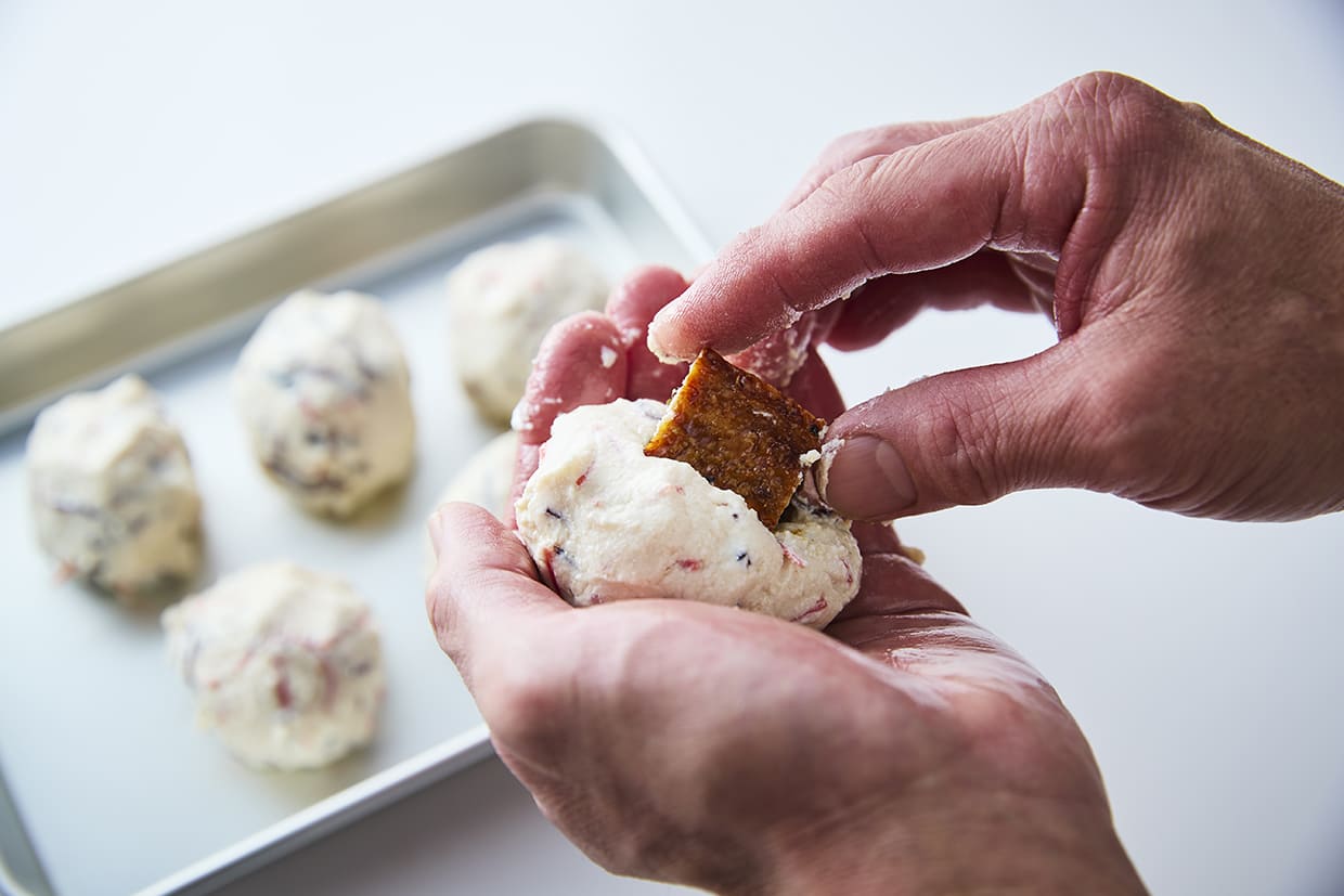 ひろうすに鰻の蒲焼きを鋳込む 