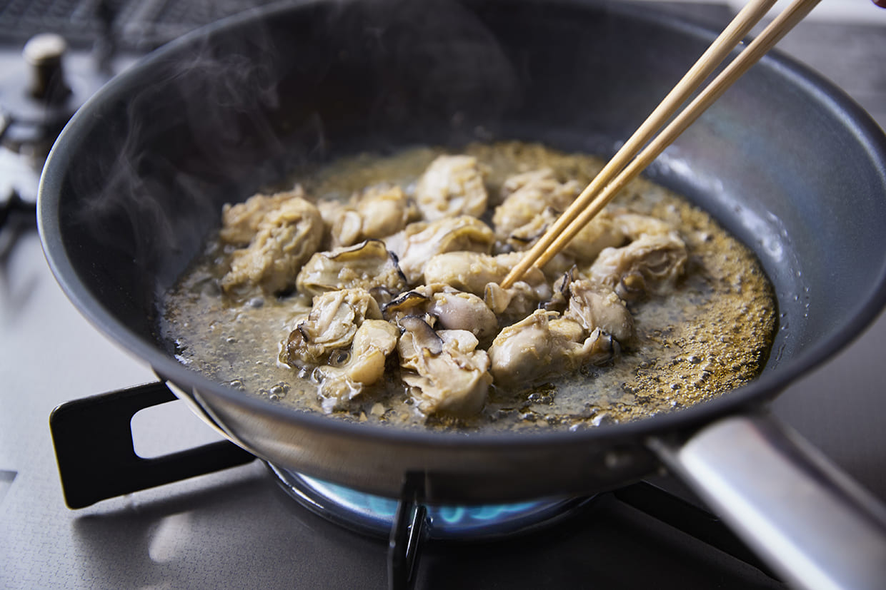牡蛎を炒める