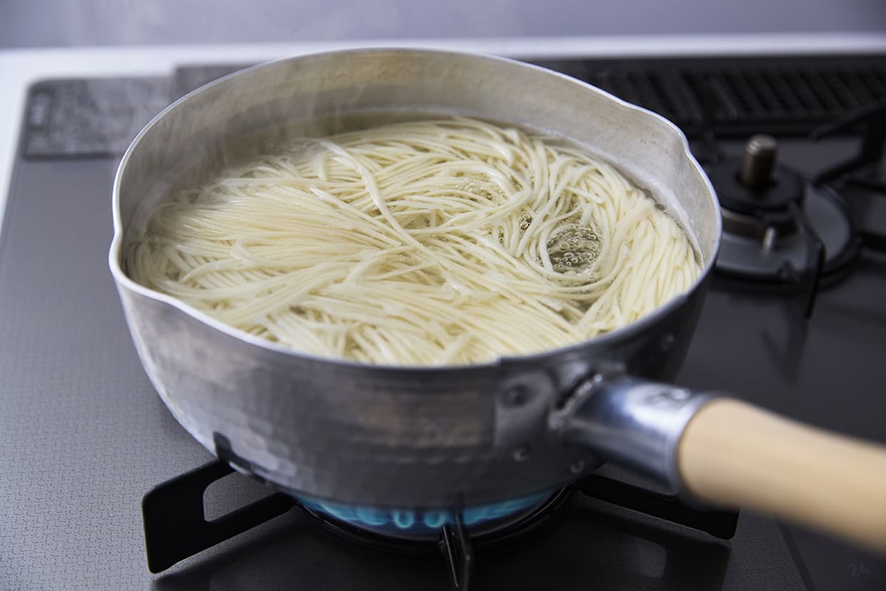 素麺を茹でる