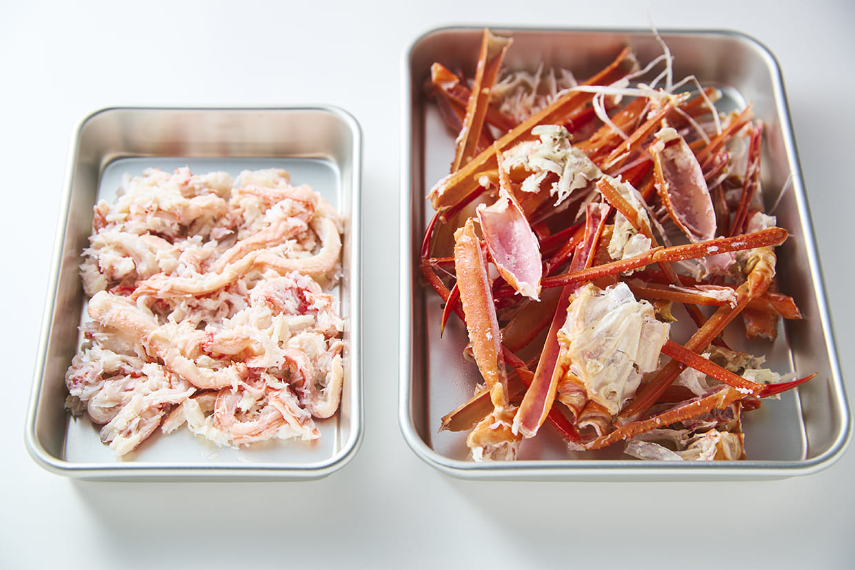 カニを身と殻に分ける