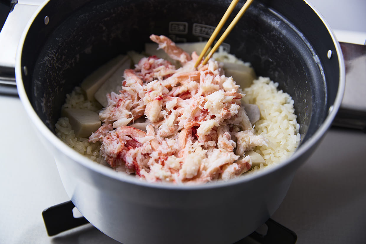 カニ身を加える