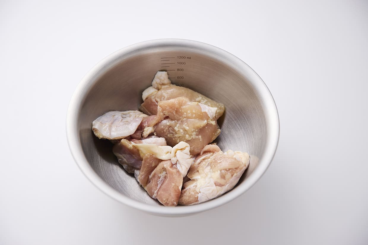 鶏肉を玉ネギ麹に漬ける