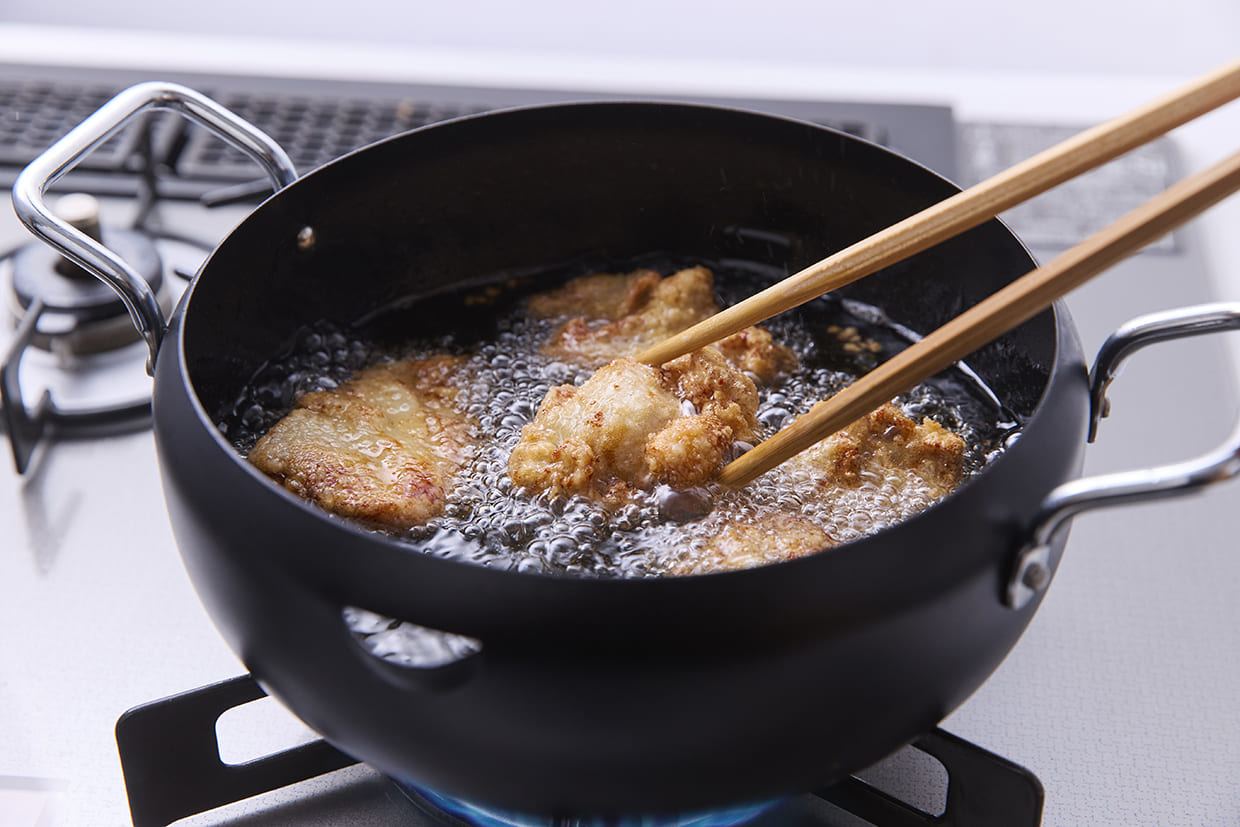 鶏肉を揚げる