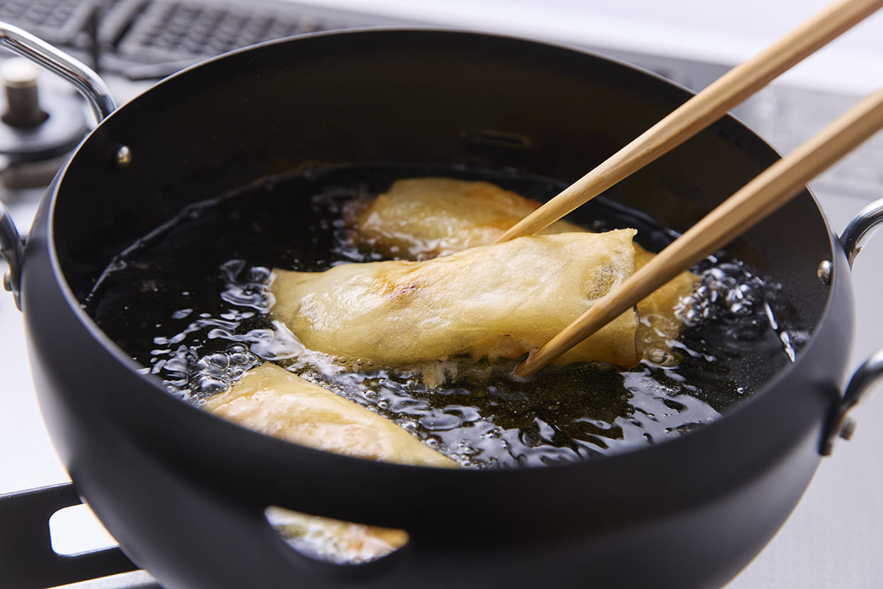 春巻きを揚げる