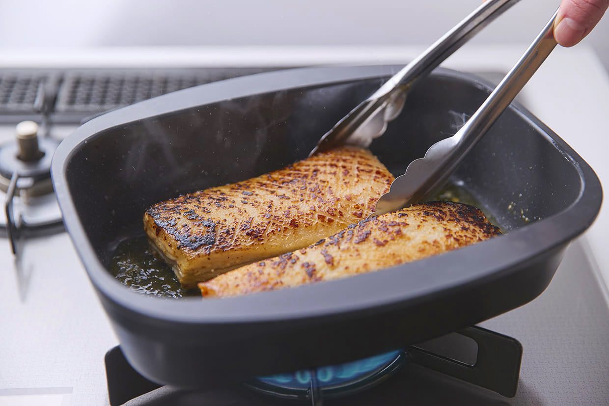 豚バラ肉を焼く