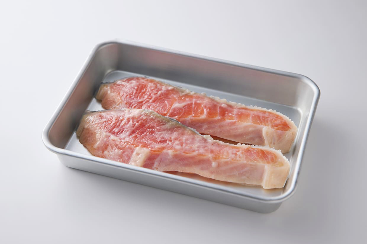鮭を塩麹に漬ける