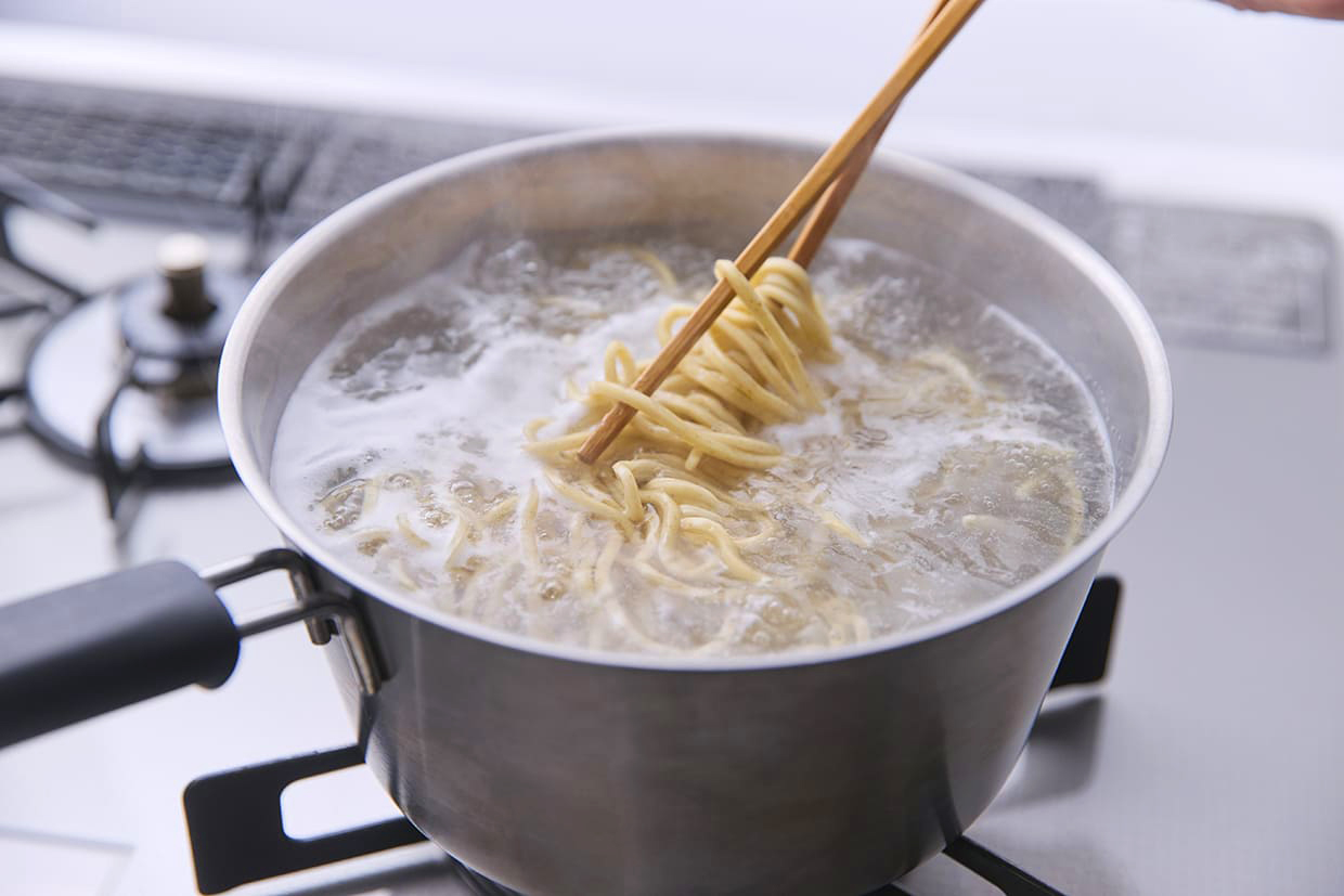 麺を茹でる