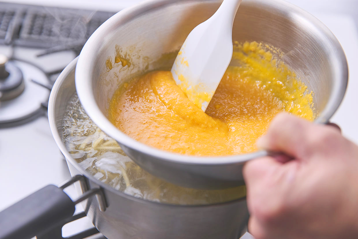 卵ソースを作る