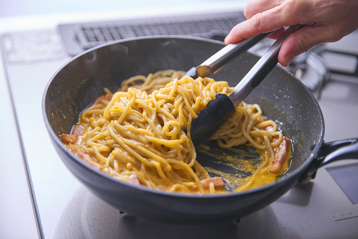 麺とソースを和える
