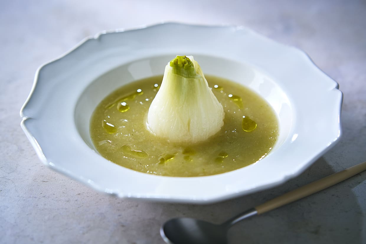 『MONTO TABLE』の新玉ネギの丸ごとポタージュの完成