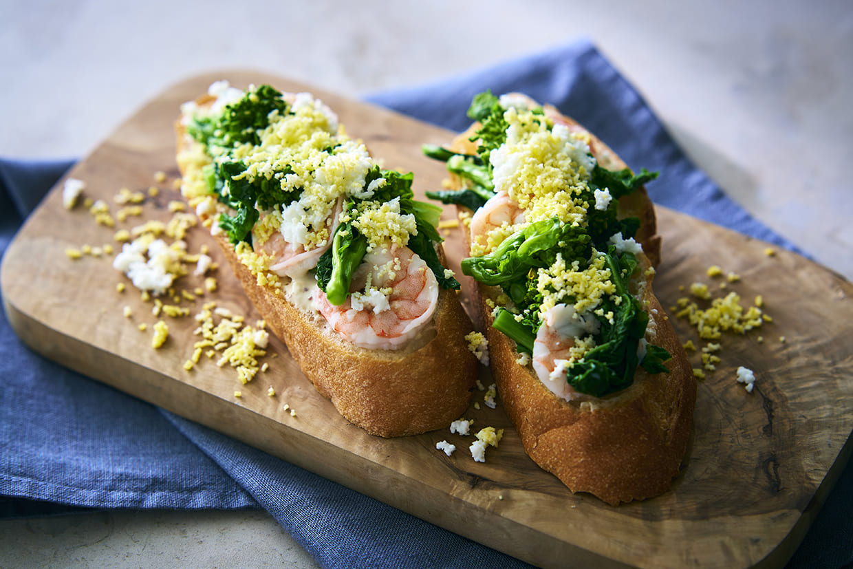『MONTO TABLE』の菜の花と海老のミモザサラダの完成