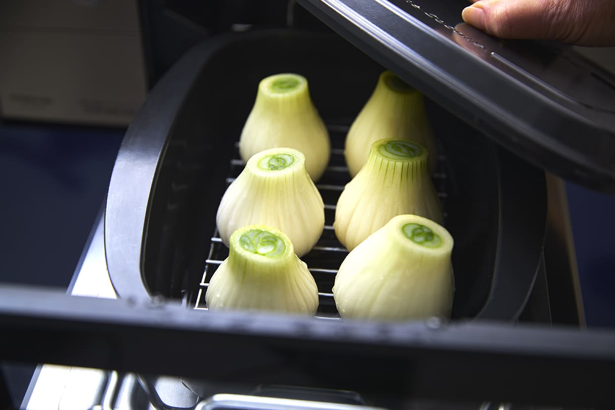 新玉ネギを蒸す