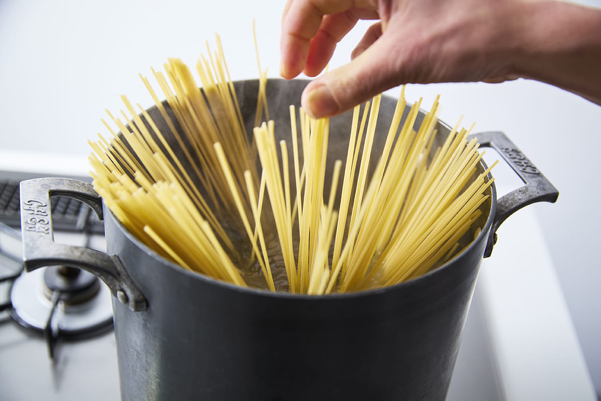 スパゲティを茹でる