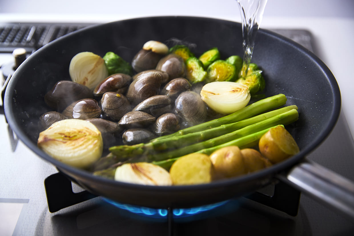 アサリにワインを加える