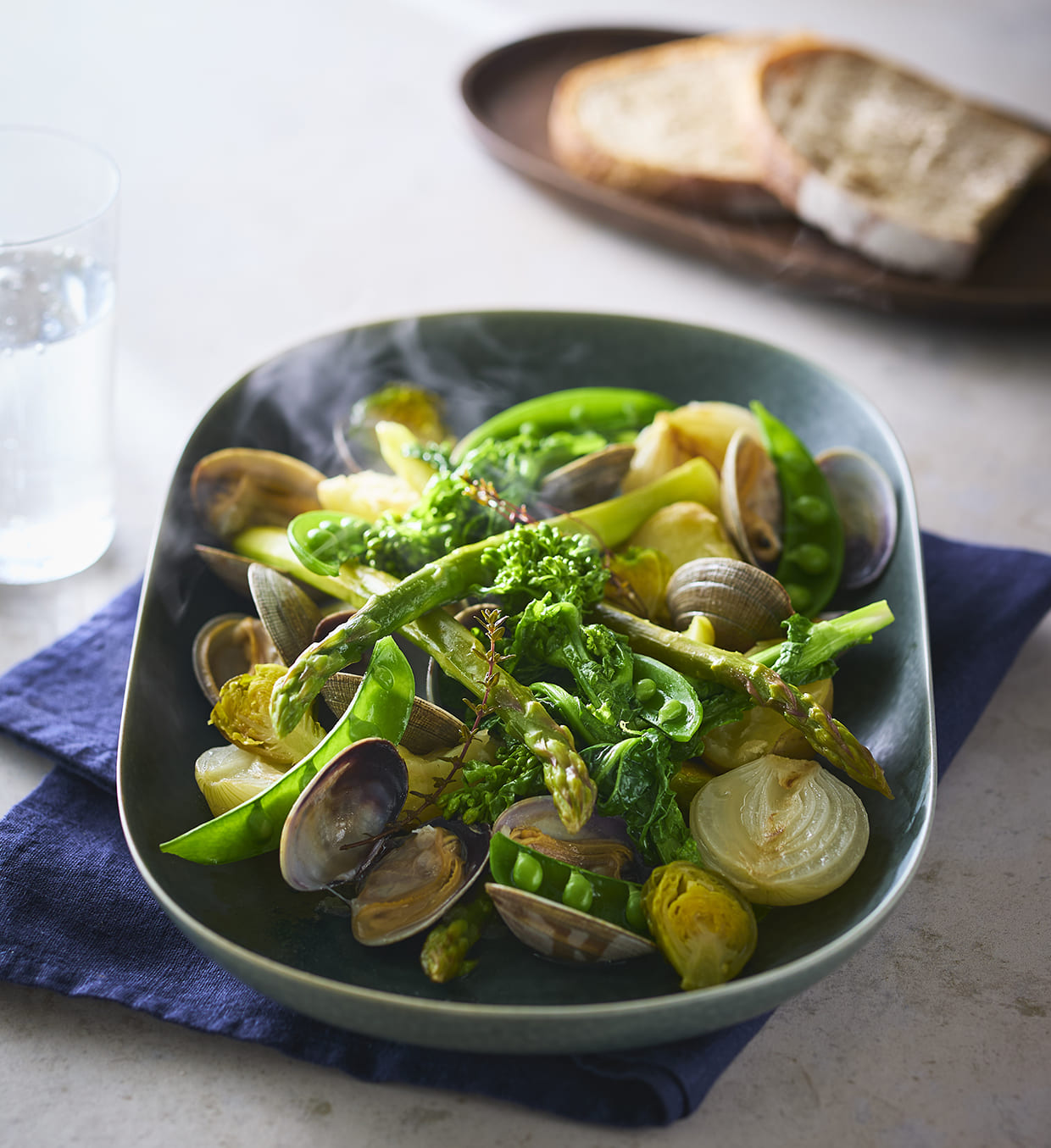 『MONTO TABLE』の春野菜とアサリのワイン蒸しの完成