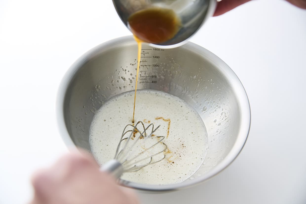 生地にハチミツとみりんを加え混ぜる