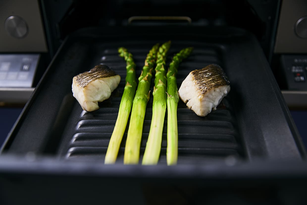 グリルでスズキとアスパラガスを焼く