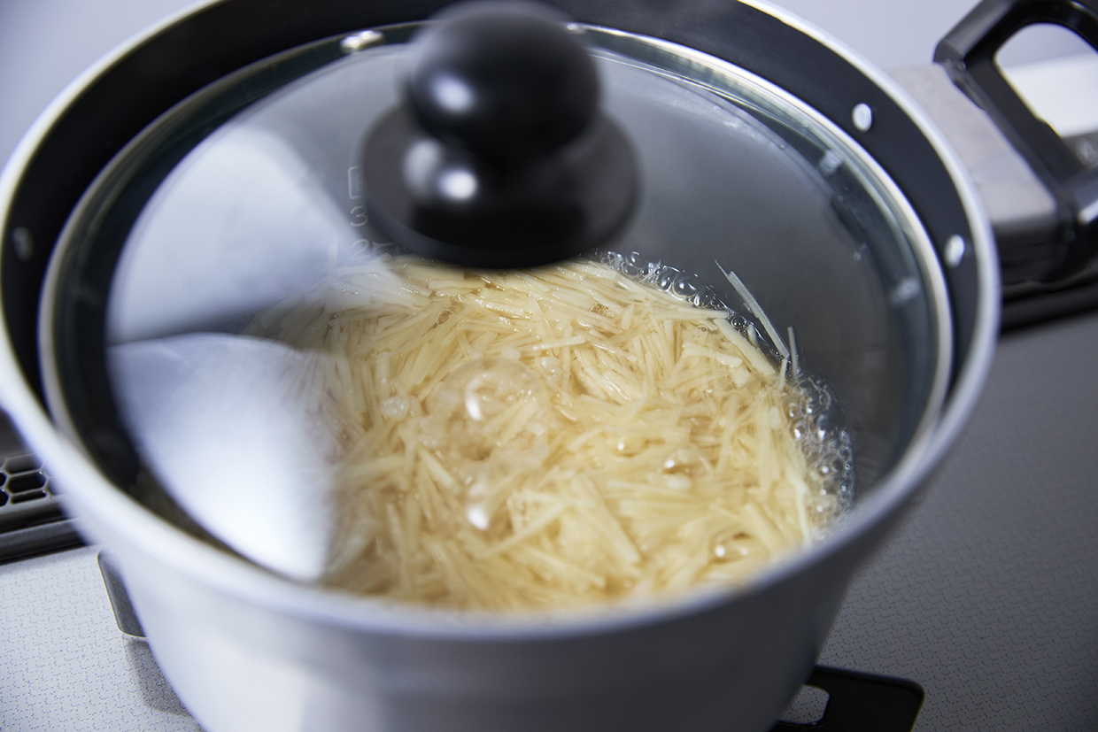 新ショウガの炊き込みご飯を作る