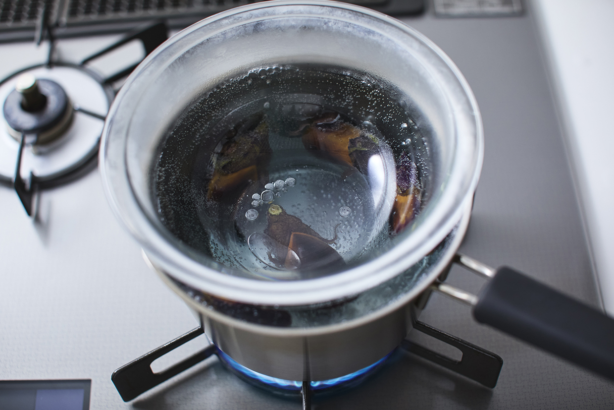 重石をして小ナスを茹でる