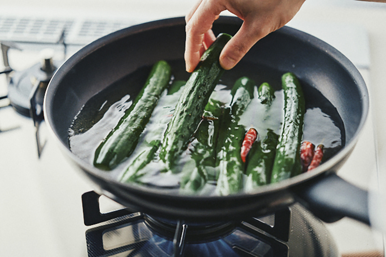 ピクルス液でキュウリを茹でる