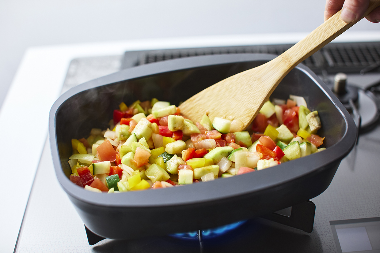 野菜を炒める
