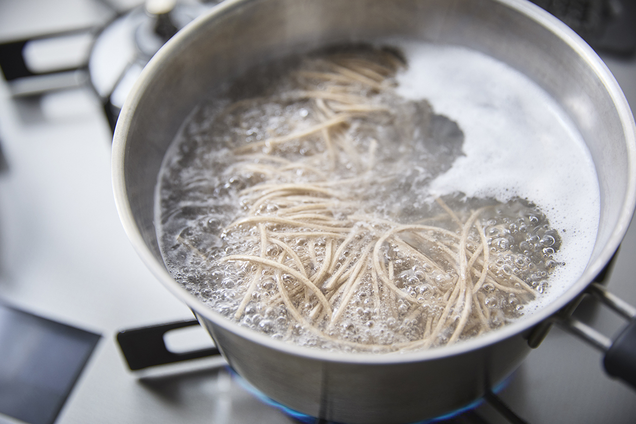 蕎麦を茹でる