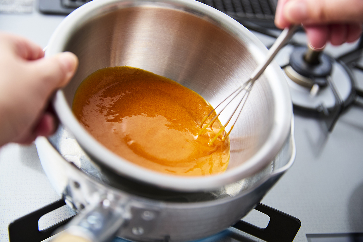 黄味醤油を湯煎する
